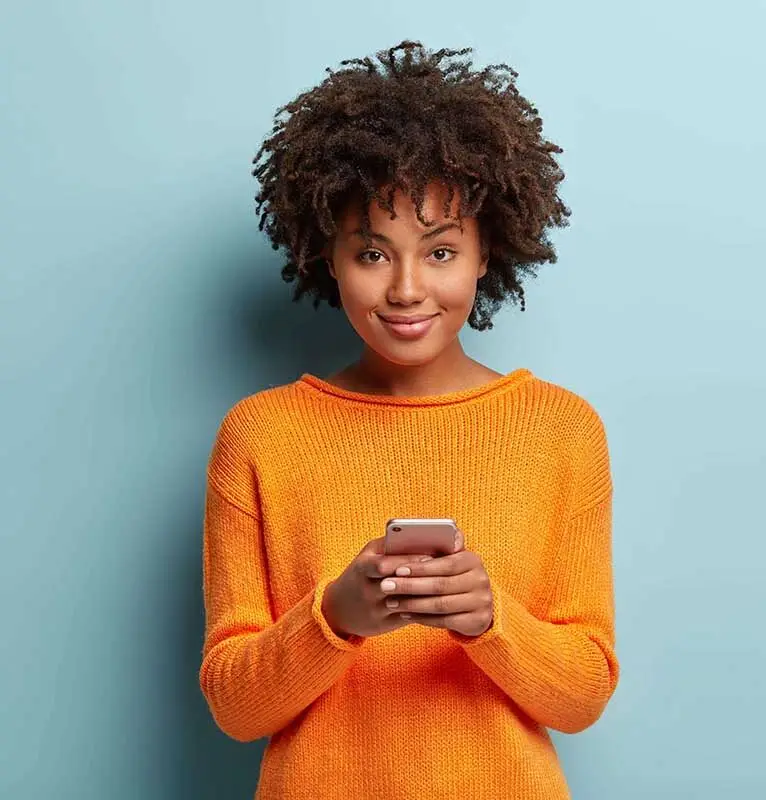 Medewerker vult geeft feedback op een medewerkersonderzoek in via smartphone