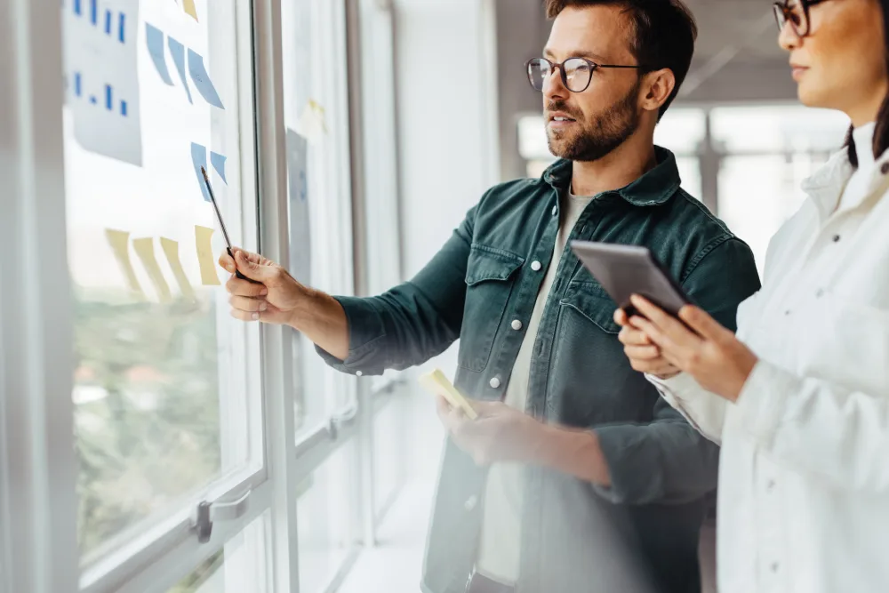 Medewerker bespreekt klantwaarde resultaten met een collega