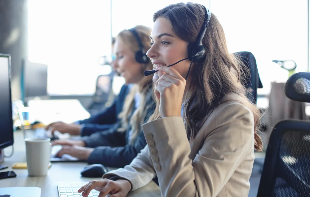 Servicedesk medewerkers helpen klanten via telefoon