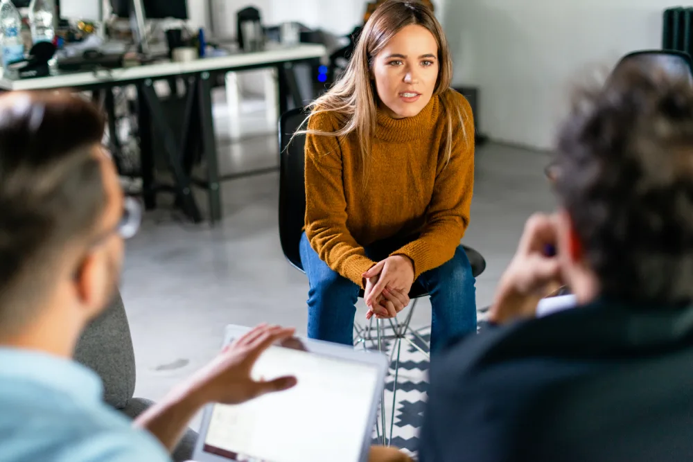 Gesprek tussen medewerker en leidinggevende over werkdruk en belasting op het werk