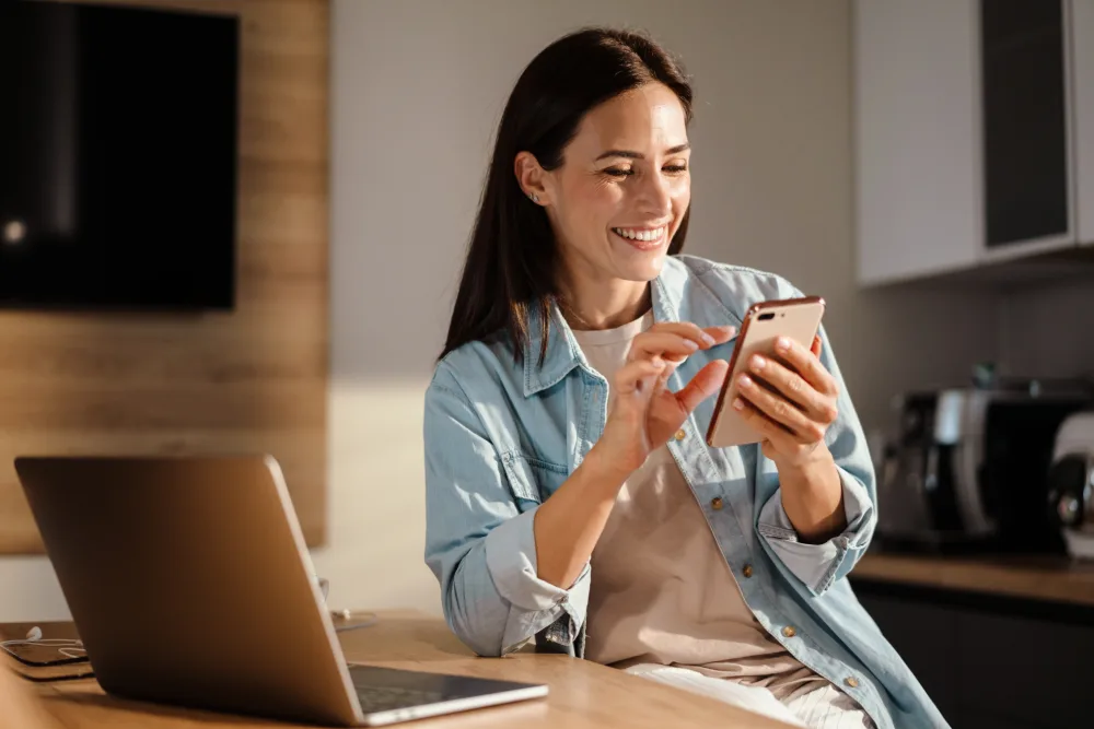 Vrouw bekijkt klantfeedback op haar smartphone