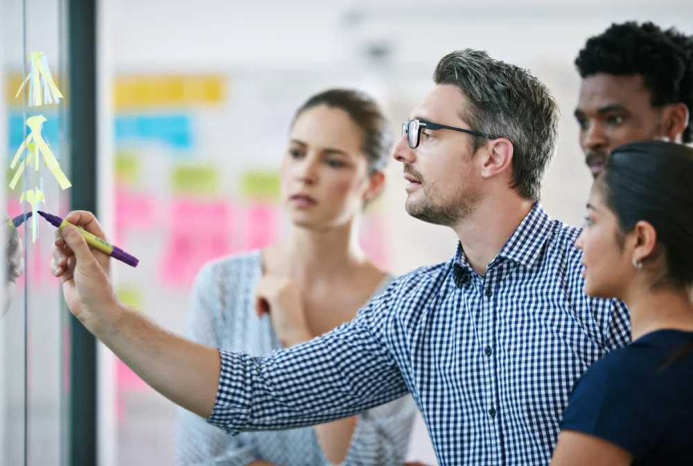 Twee collega's analyseren klantfeedback samen