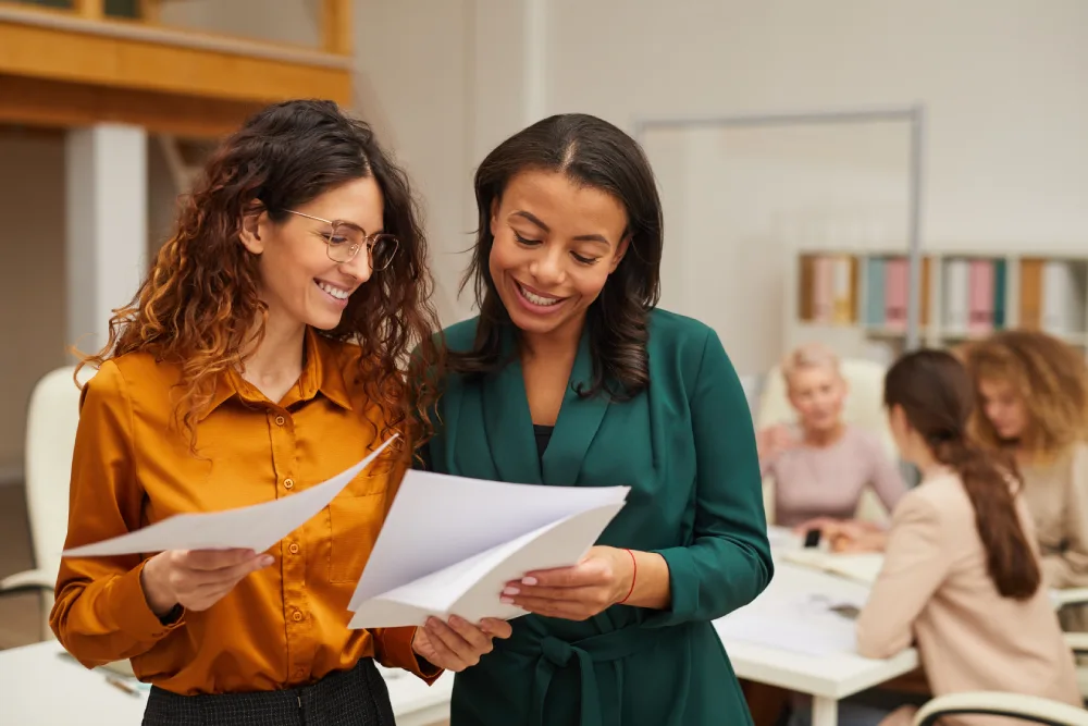 Twee collega's bespreken onboarding resultaten aan de hand van documenten