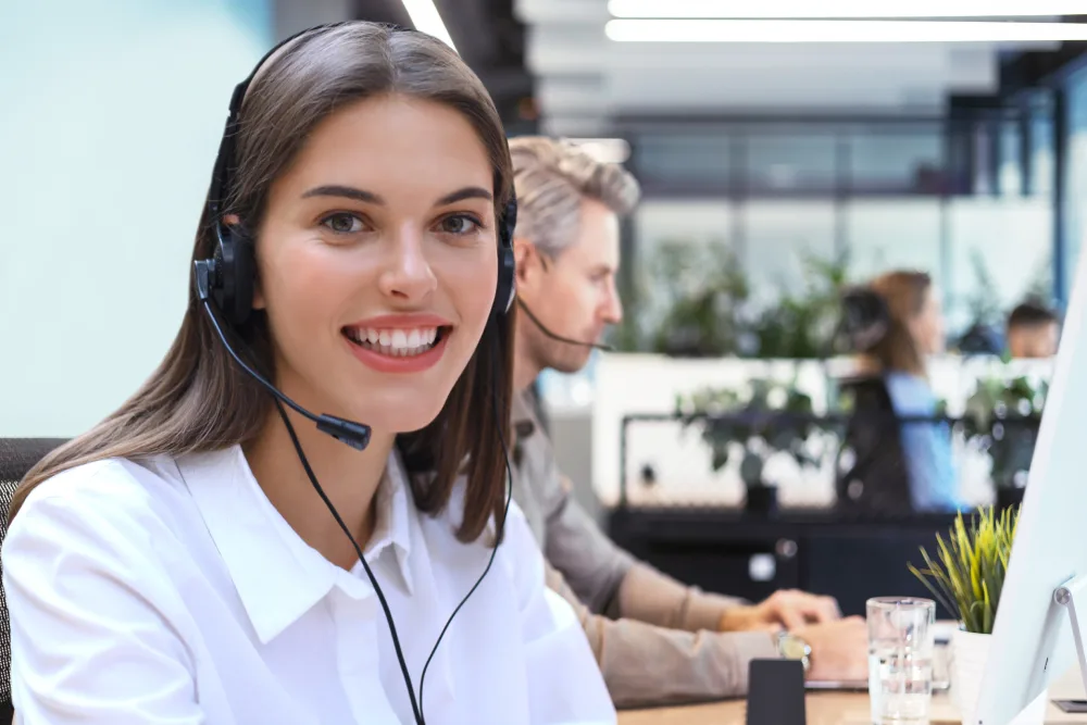 Servicedesk medewerker bespreekt verbeteracties na klantcontact